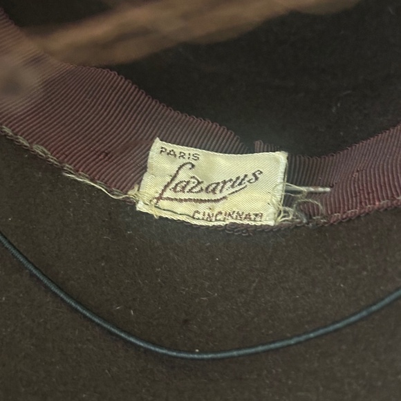 STUNNING 1940\'s BROWN FELT TILT FEDORA WITH PINK FEATHER \